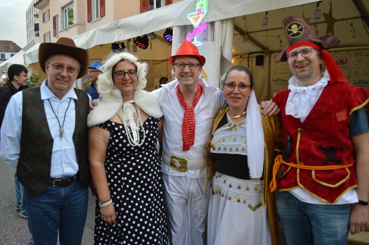 Fünf verkleidete Personen.